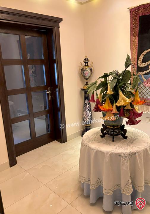 شقة طابقية ارضية مساحة 355م مع حديقة 500م للبيع في عمان - الشميساني