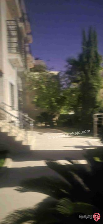 شقة ارضية مساحة 248م داخلي و 350م خارجي للبيع في عمان - ام اذينة