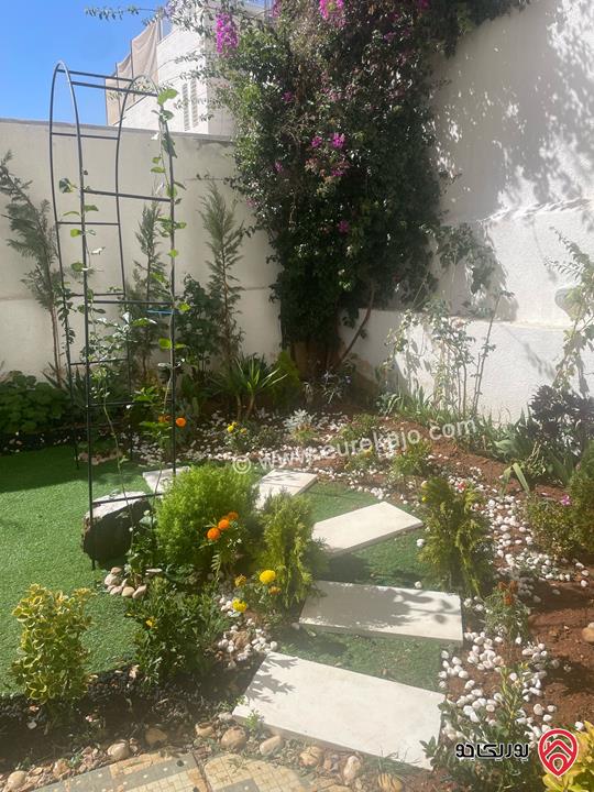 شقة دوبلكس طابق أرضي وشبه ارضي مساحة 310م داخلي و 300م خارجي للبيع في عمان - أم أذينة من المالك