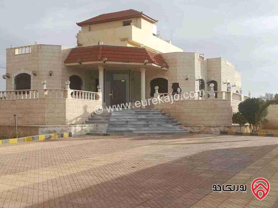 فيلا مساحة 500م على ارض 1080م للبيع في المفرق حي الحياك على طريق ارحاب بجانب مدارس الجود العالمية