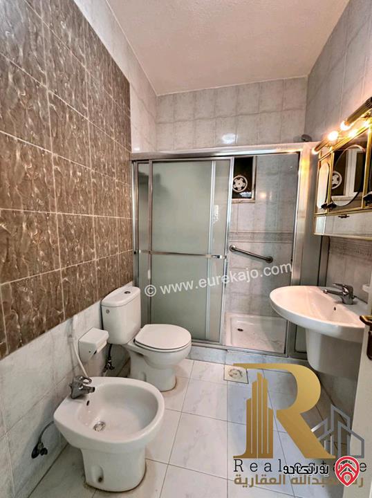 شقة طابقية مساحة 310م طابق أول للبيع في عمان - ام اذينة