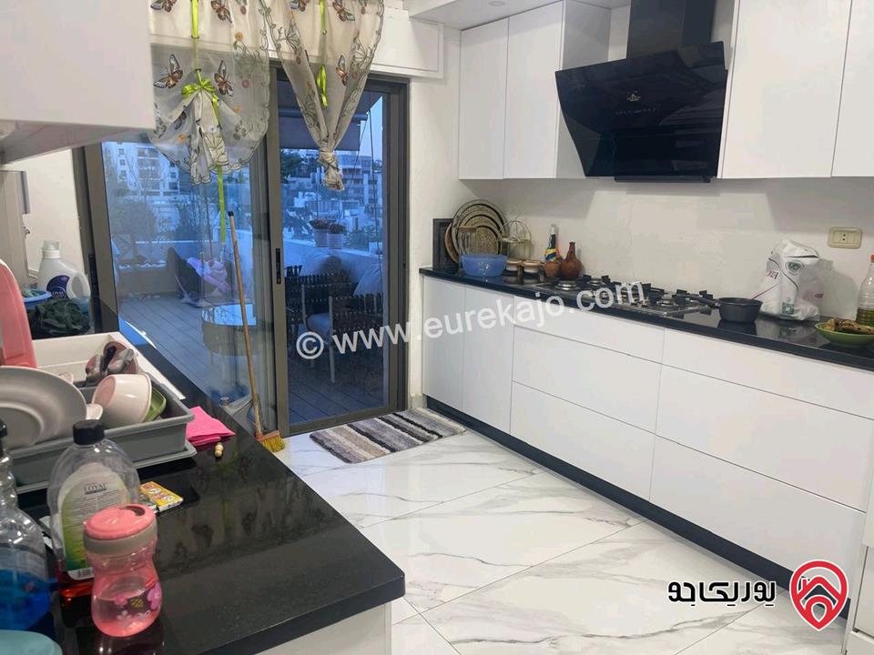 شقة طابق ثالث مع روف مساحة 226م للبيع في عمان - عبدون 