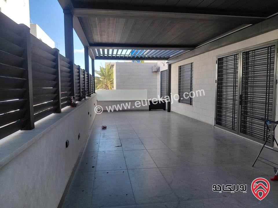 شقة ارضية مساحة 250م داخلي و 230م خارجي للبيع مفروشة في عمان - ام السماق 