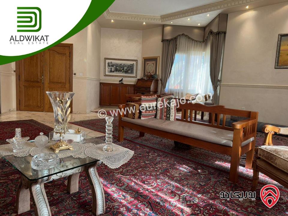 فيلا مساحة الارض 760م ومساحة البناء 800م ومساحة الحديقة 400م للبيع في عمان - الجبيهة/ خلف الجامعة الاردنية
