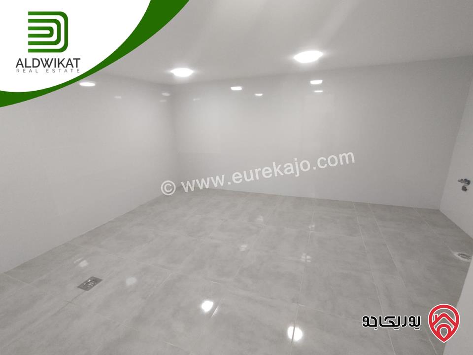 شقة للبيع في عمان - رجم عميش/قصر الصنوبر طابق تسوية مساحة البناء 280م ومساحة الترس 140م