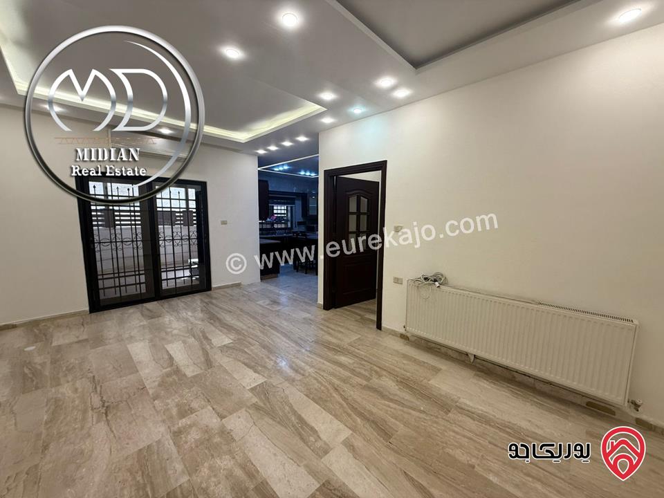 شقة ارضية للبيع في عمان - خلدا مساحة 200م مع ترس 45م تشطيبات ديكورات سوبر ديلوكس بسعر مميز جداً 