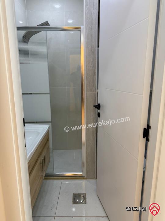 استديو مفروش جديد مساحة 40م غرفتين وحمام ومطبخ للايجار في اربد