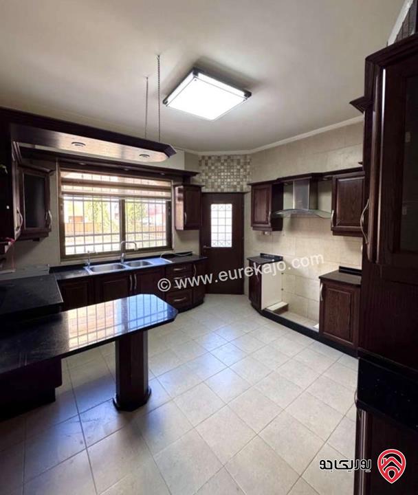 شقة أرضية مساحة 190م داخلي و 150م خارجي للايجار في عمان - خلدا