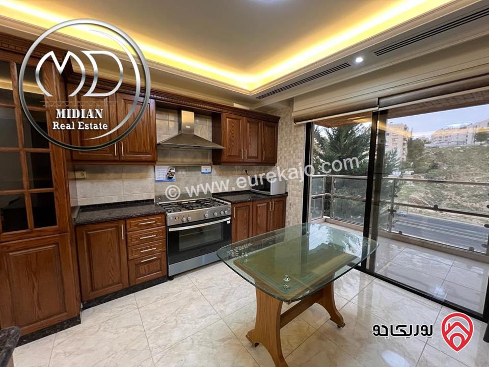 شقة شبه ارضي فارغة للايجار في عمان - عبدون مساحة 200م تشطيبات و ديكورات عصرية فاخرة اطلالة جميلة