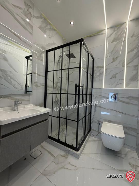 شقة سوبر ديلوكس شبه ارضي دوبلكس مساحة 228م مع ترس 40م للبيع في عمان - مرج الحمام 