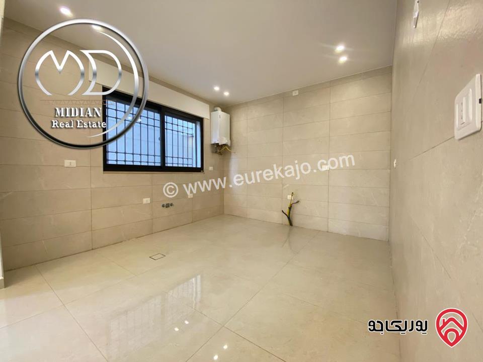 شقة شبه ارضي جديدة للبيع في عمان - الجندويل مساحة 180م مع ترس و حديقة 100م تشطيبات و ديكورات فاخرة بسعر مميز جداً