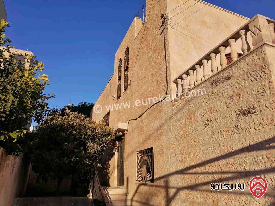 منزل مستقل مساحة الأرض 1000م والبناء 500م للبيع في عمان - الجبيهة بالقرب من دوار المنهل