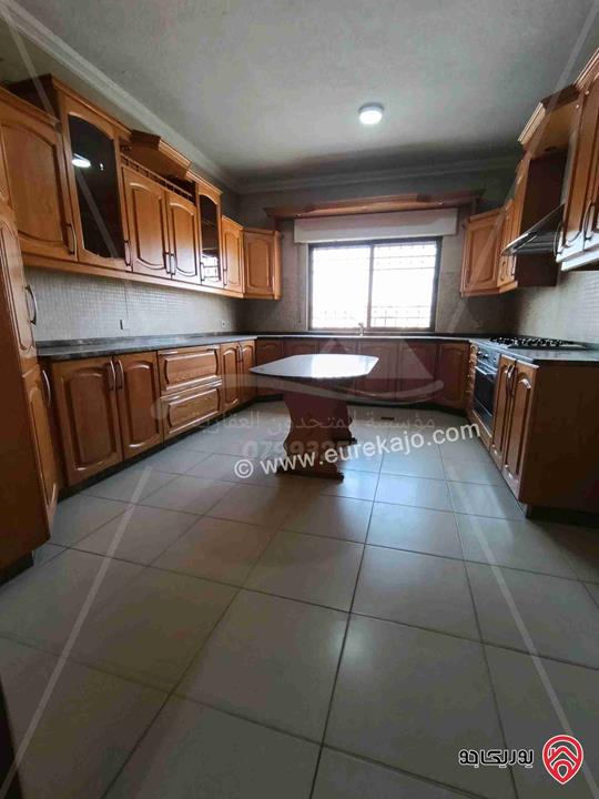 شقة مساحة 240م طابق ثالث للإيجار فارغة في عمان - ام السماق