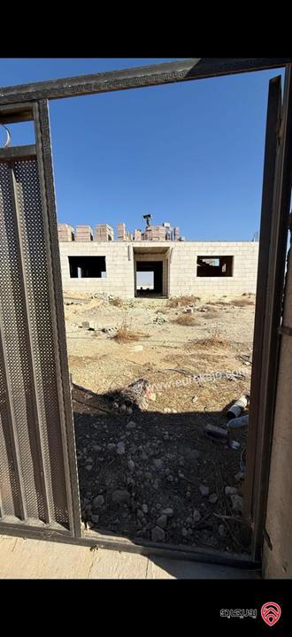 قطعة أرض مساحة 2 دونم عليها منزل غير مشطب 200م للبيع في الزرقاء - جريبا