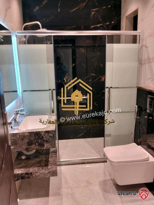 شقة طابق ثالث مع روف دوبلكس مساحة 185م فارغة للإيجار في عمان - الجندويل 