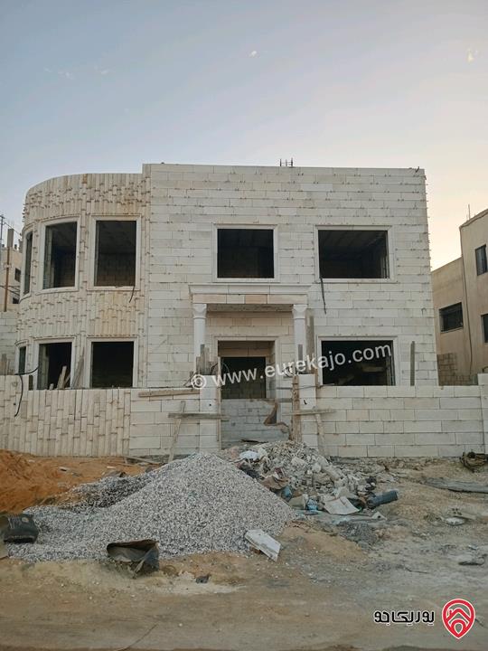 بيت عظم مساحة 220م على أرض 300م للبيع في عمان - المستندة
