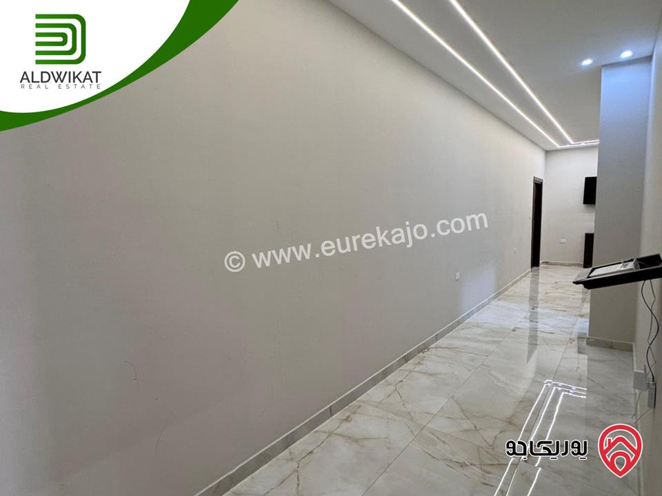 فيلا مستقلة للبيع في ناعور / شارع السلام مساحة الارض 900م ومساحة البناء 1000م ومساحة الحديقة 300م ومساحة الترس 100م