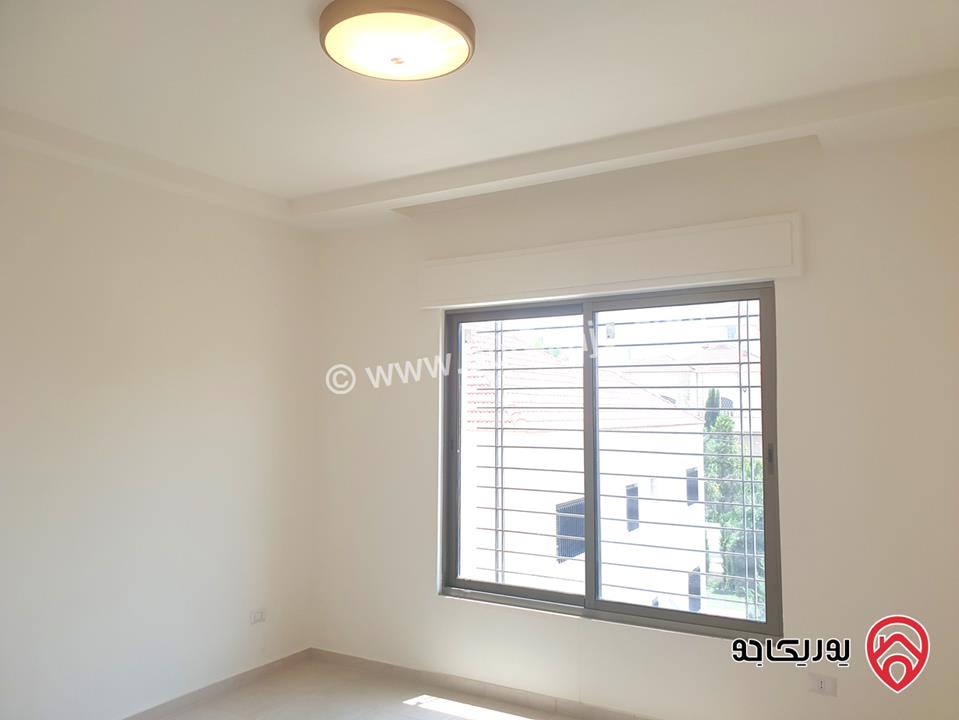 شقه فخمة طابق أول مساحة 250م للإيجار في عمان - أم أذينة