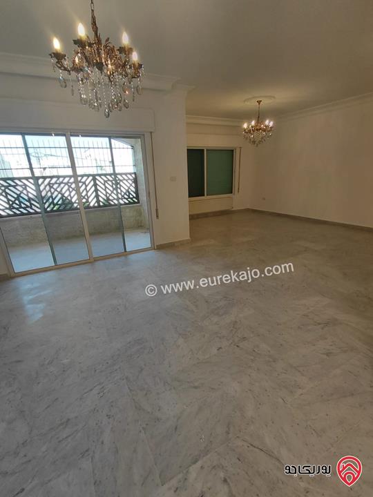 شقة مجددة طابق أول مساحة 200م للإيجار في عمان - دير غبار 