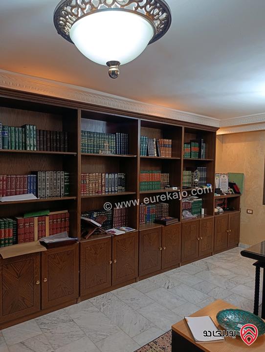 فيلا مساحة 700م على أرض 670م للبيع في عمان - الجبيهة بالقرب من اشارات المنهل والجامعة الاردنية موقع رائع 