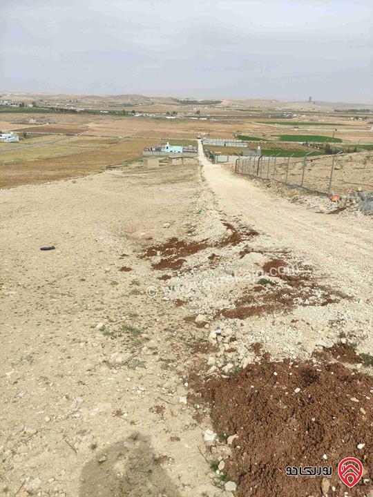 قطعة ارض مساحة 3 دونم و 400م للبيع في المفرق على طريق الخربة السمراء قريبة من الخدمات ذات اطلالة رائعة
