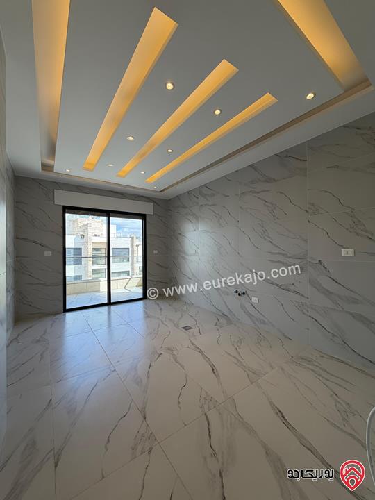 شقة سوبر ديلوكس طابق ثالث مع روف مساحة 229م داخلي و 120م خارجي للبيع في عمان - حي الصحابة  