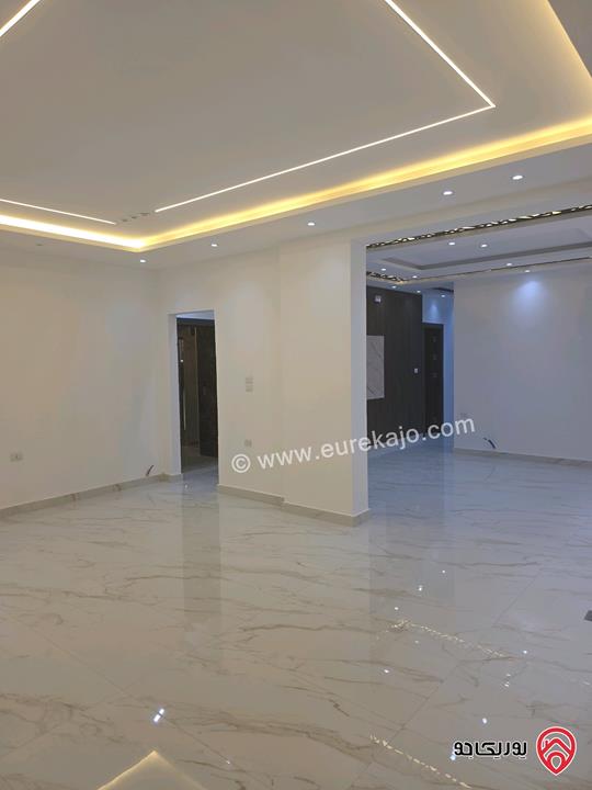 شقة شبه ارضي واسعة مساحة 185م داخلي وخارجي 220م ومشمسة تشطيبات ديلوكس للبيع في عمان - شفا بدران