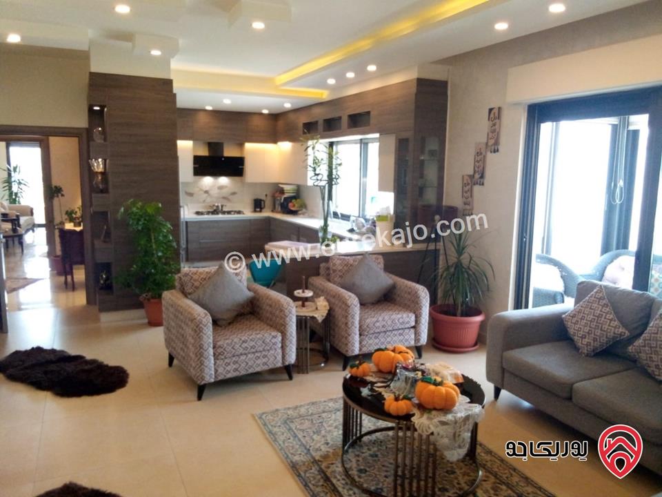 شقة طابق أخير مع روف مساحة 345م + ترس 60م للبيع في عمان - طريق المطار النخيل