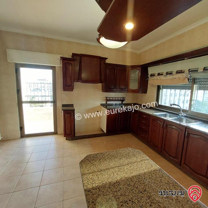 شقة طابق ثالث مع روف مساحة 200م للبيع في عمان - خلدا