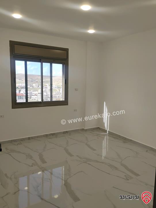 شقة طابق ثالث مع روف مساحة 190م مع ترس 110م للبيع بالأقساط في الزرقاء الجديدة