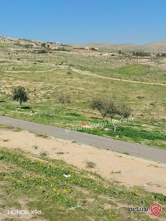 قطعة ارض مساحة 3400م للبيع في جرش على شارع جرش الزرقاء الرئيسي