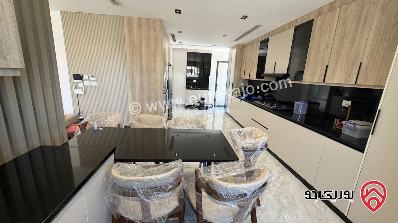 شقة فاخرة طابق أول مساحة 440م للبيع في عمان - رجم عميش