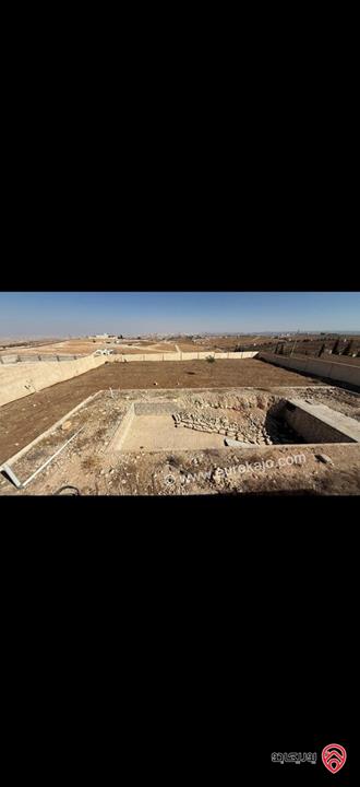 قطعة أرض مساحة 2 دونم عليها منزل غير مشطب 200م للبيع في الزرقاء - جريبا