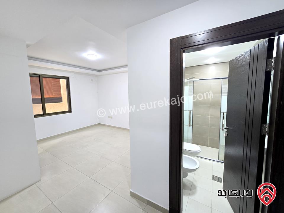 شقه شبه ارضية مساحة 100م مع ترس 50م للإيجار الفارغ في عمان - جبل عمان