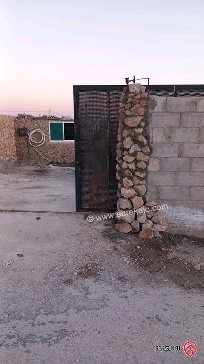 قطعة أرض مساحة 1 دونم تصنيف أ يوجد فيها بيت ريفي و 80 شجرة للبيع في المفرق - رحاب