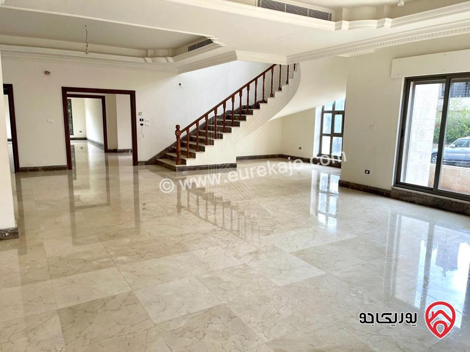 فيلا مستقلة و مميزة مساحة الأرض 924م مساحة البناء 1250م للبيع في عبدون مع مسبح خاص و حديقة