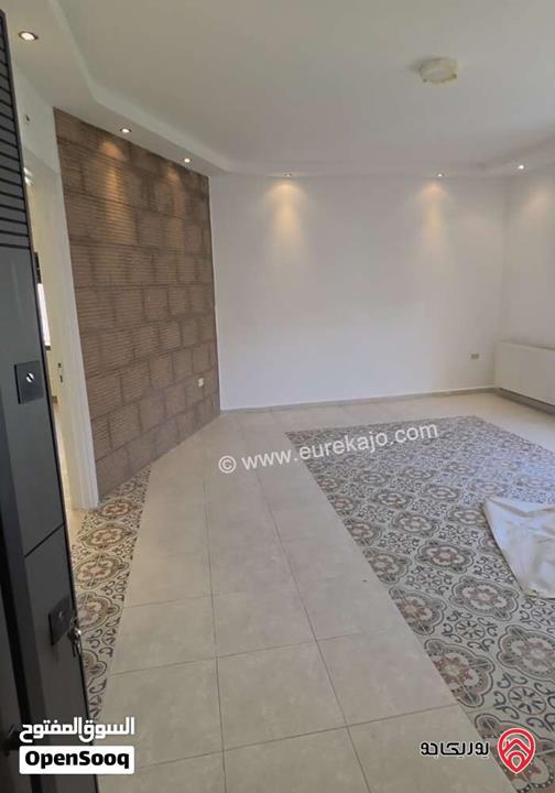 شقة طابق ارضي معلق مساحة 150م مع ترس 40م للايجار في عمان - البنيات 