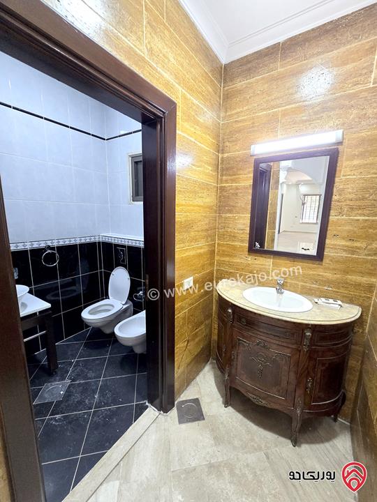 شقة ارضية طابقية مساحة 250م مع حديقة كبيرة 300م و كراج و مدخل خاص للايجار في عمان - عبدون