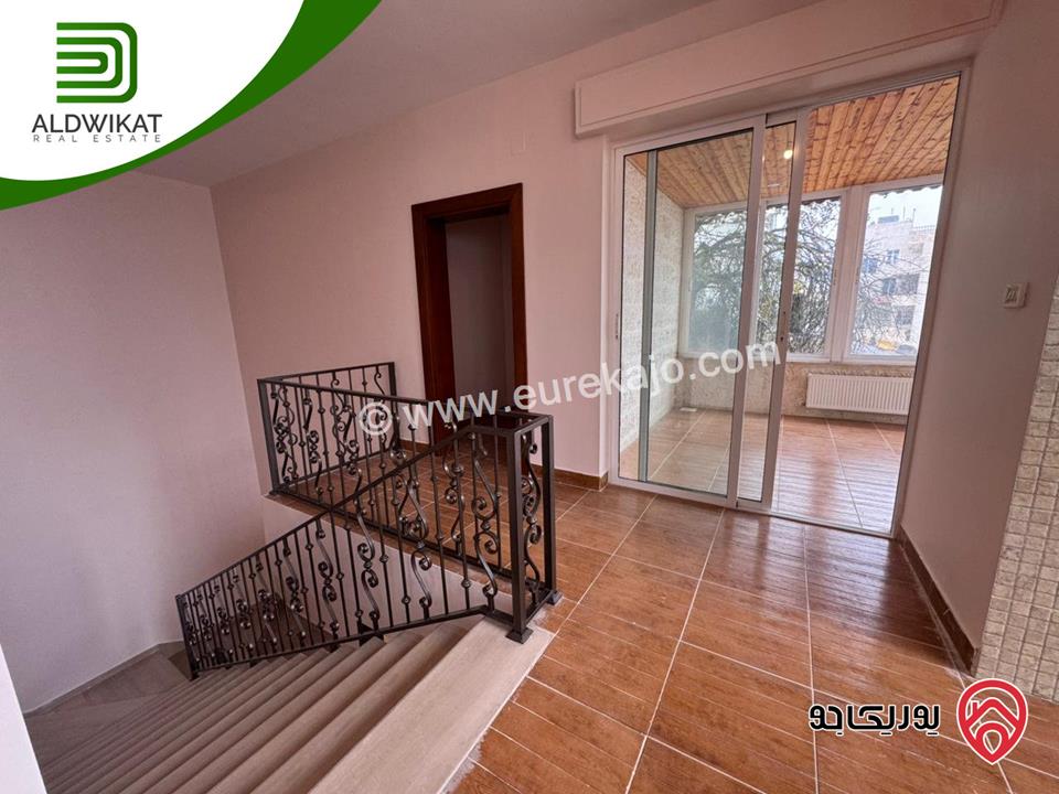 فيلا مستقلة للبيع في عمان - صويلح بالقرب من الحمر مساحة الأرض860م مساحة البناء 390م موقع اطلالة