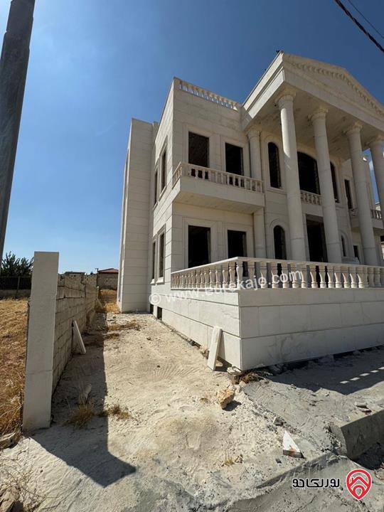 فيلا فاخرة مساحة 700م على أرض 500م للبيع في عمان - الطنيب شارع المطار 