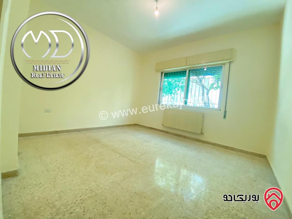 شقة ارضية للبيع في عمان - الجاردنز مساحة 170م مع ترس و حديقة 250م تشطيبات و ديكورات فاخرة بسعر مميز جداً