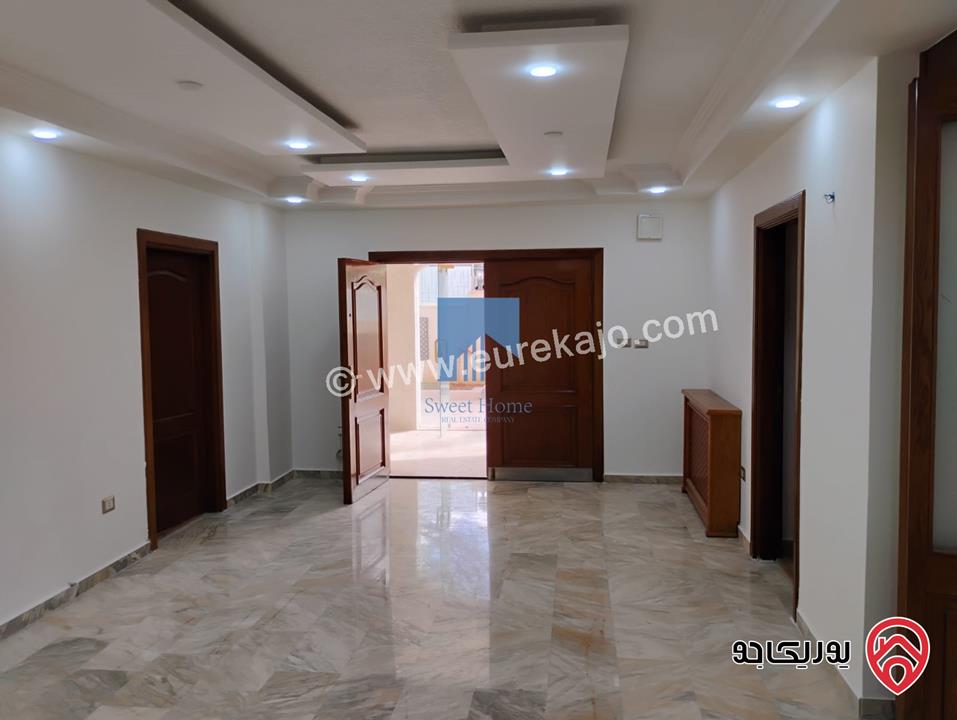 شقة أرضية مساحة 225م مع حديقة وترسات 100م تشطيب سوبر ديلوكس للبيع في عمان - خلدا