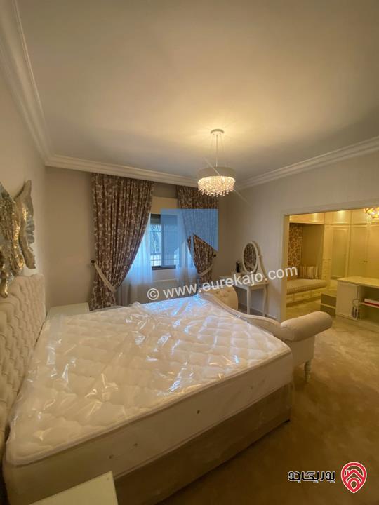 شقة شبه أرضية 200م مع ترسات 80م تشطيب سوبر ديلوكس للبيع في عمان - خلدا