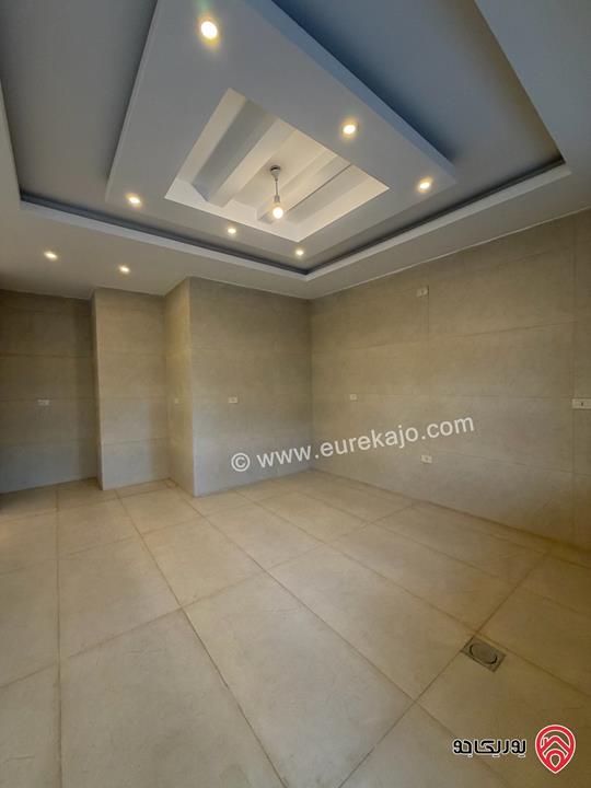 شقة شبه ارضية مساحة 218م مع ترس وحديقة 85م للبيع في عمان - الجبيهة 