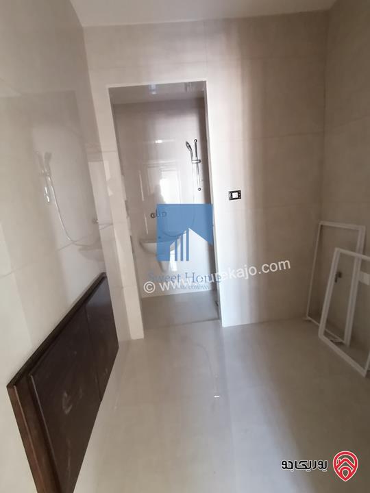 شقة فاخرة للبيع في عمان أم السماق - خلف السيتي مول وقرب مكة مول طابق ارضي 250م تشطيب سوبر ديلوكس لم تسكن