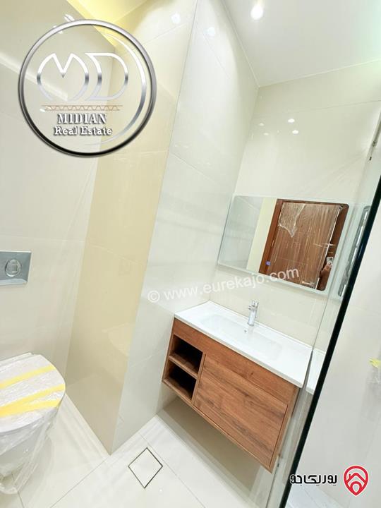 شقة ارضية للبيع في عمان - خلدا مساحة 180م مع ترس وحديقة 200م تشطيبات ديكورات عصرية فاخرة جديدة لم تسكن