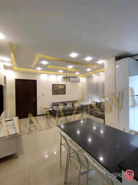 شقة مفروشة طابق ارضي مساحة 195م داخلي و 150م خارجي للايجار في عمان - طريق المطار 