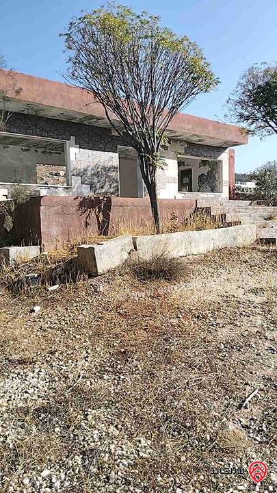 مزرعة مساحة الأرض 4 دونم و 638م والبناء 400م للبيع في جرش موقع مميز وبسعر مغري