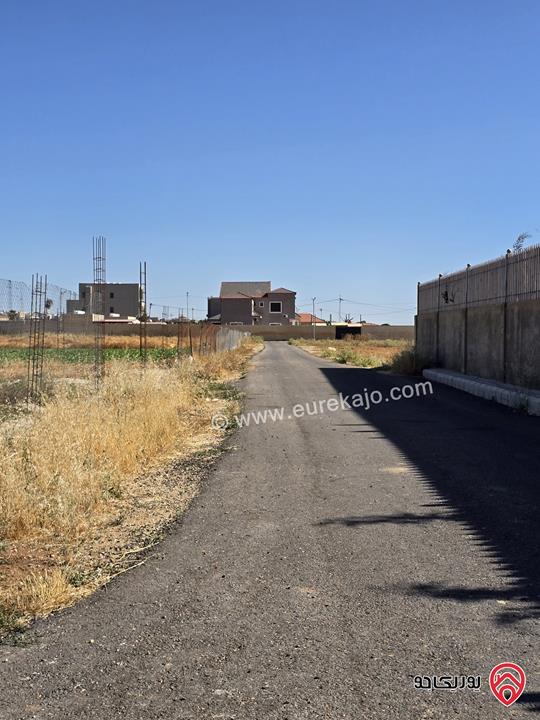 منزل مستقل مساحة 250م على أرض 1 دونم و 881م للبيع فيعمان -  ام العمد طريق المطار 