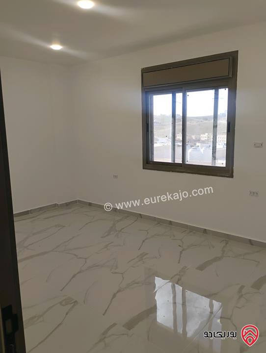 شقة طابق ثالث مع روف مساحة 190م مع ترس 110م للبيع بالأقساط في الزرقاء الجديدة